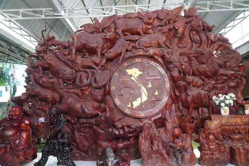 Chiêm ngưỡng gốc dầu 300 tuổi đã được điêu khắc, giá 16 tỷ đồng