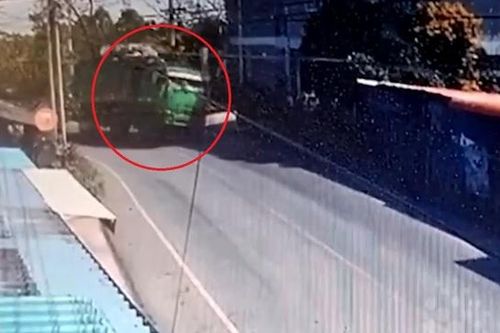 Clip: Mất lái khi vào cua, xe chở rác lật nghiêng vào nhà dân