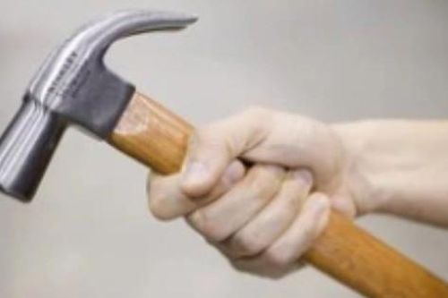 Vợ bị chồng cầm búa đánh trọng thương do nói nhiều và xưng hô mày tao