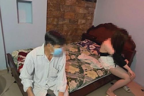 Bắt quả tang 2 cặp có hành vi kích dục và mua bán dâm tại nhà nghỉ