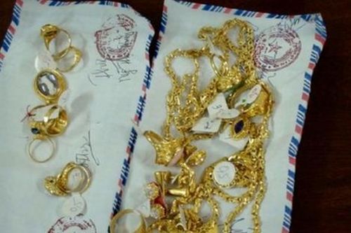 Đạo chích vứt cả lượng vàng vì nhầm là vàng giả