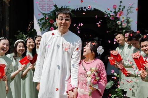 Đám cưới 'chấn động' tại Bình Dương: Cô dâu cao 1m46 cưới chồng 1m93, danh tính bất ngờ