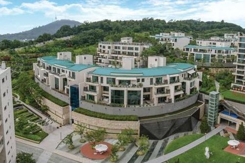 Nam ca sĩ nổi tiếng phải rời khỏi biệt thự tiền tỷ
