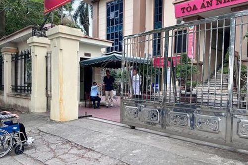 Xô đổ bức tường nhà hàng xóm, cụ bà đi xe lăn đến hầu tòa