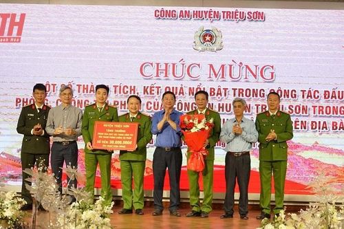 Khen thưởng đột xuất cho Công an huyện Triệu Sơn