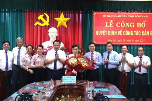 Chủ tịch UBND tỉnh Võ Tấn Đức trao quyết định phê chuẩn kết quả bầu Phó chủ tịch UBND huyện Nhơn Trạch
