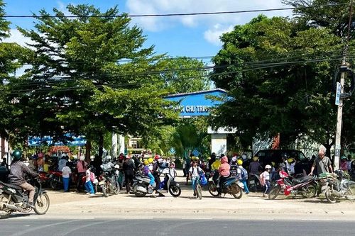 Tiềm ẩn nhiều yếu tố mất an toàn giao thông trước cổng trường