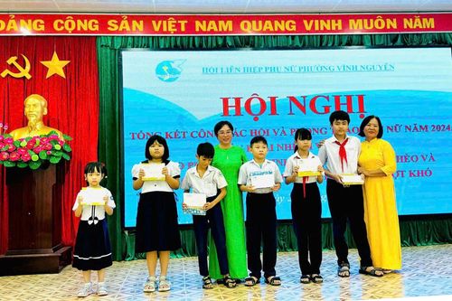 Hội Liên hiệp Phụ nữ phường Vĩnh Nguyên trao phương tiện sinh kế, học bổng cho phụ nữ và trẻ em khó khăn