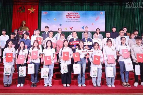 Trao học bổng cho 35 sinh viên Trường Cao đẳng Lào Cai