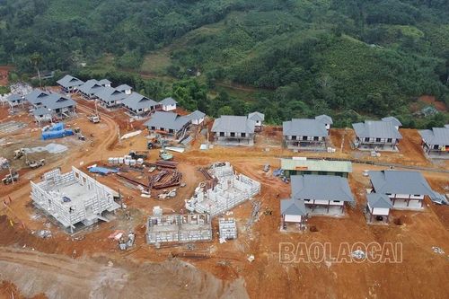 Hoàn thành lợp mái toàn bộ 40 căn nhà tại dự án tái thiết Làng Nủ