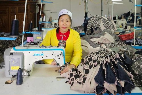 Hiệu quả từ Tổ may liên kết của phụ nữ dân tộc thiểu số