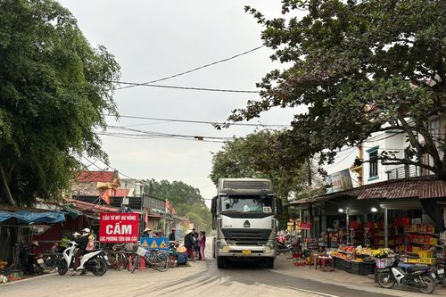 Biết nguy hiểm vẫn họp chợ dưới lòng đường
