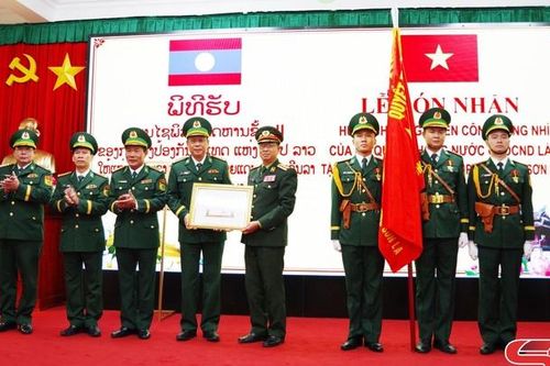 Lễ đón nhận Huân chương Chiến công hạng Nhì của Bộ Quốc phòng nước CHDCND Lào