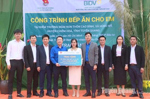 Khánh thành và bàn giao nhà bếp ăn cho em tại điểm trường Cao Bình