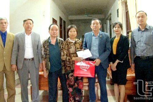 Thăm, tặng quà gia đình các nạn nhân bị tai nạn giao thông