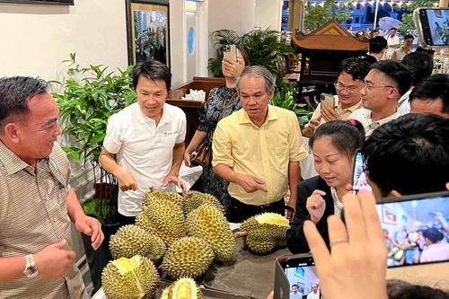 Hoàng Anh Gia Lai (HAG) mời cổ đông thăm các dự án chuối, sầu riêng, heo tại Việt Nam, Lào