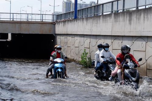 Thành phố Hồ Chí Minh: Hầm chui trước Bến xe Miền Đông mới ngập do nhà thầu chủ quan