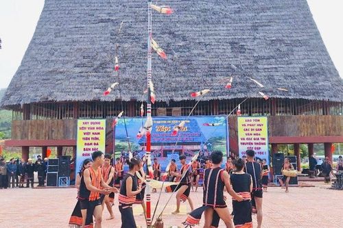 Kon Tum: Hấp dẫn tiếng cồng chiêng của bà con người Xơ Đăng