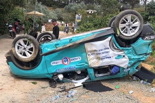 Taxi bất ngờ lao với tốc độ kinh hoàng, 4 người thương vong