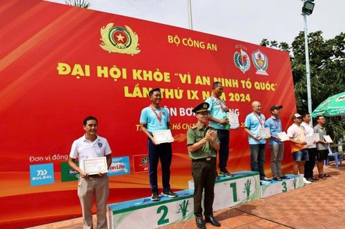 Sôi nổi, hào hứng môn bơi ứng dụng tại Đại hội khỏe 'Vì an ninh Tổ quốc' năm 2024