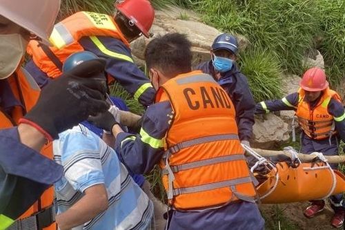 Cảnh sát vượt núi, tiếp cận bờ biển tìm kiếm thi thể nạn nhân bị rơi xuống vực