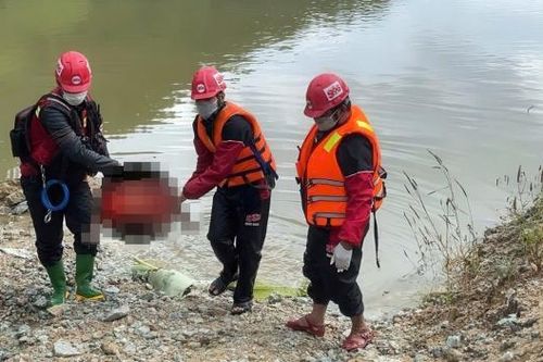 Tìm thấy thi thể cháu trai 2 tuổi trên sông cách nhà 30km sau 7 ngày mất tích