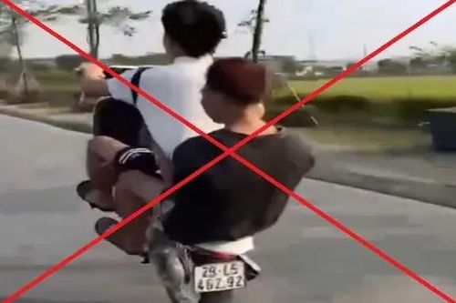 Con trai chạy xe 'bốc đầu', bố bị phạt tiền triệu