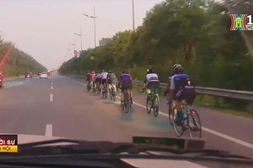 Người đi xe đạp vẫn thản nhiên vào đường cao tốc
