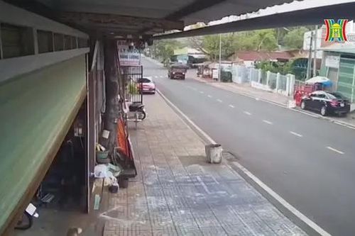 Ô tô không người lái đâm bung cột điện