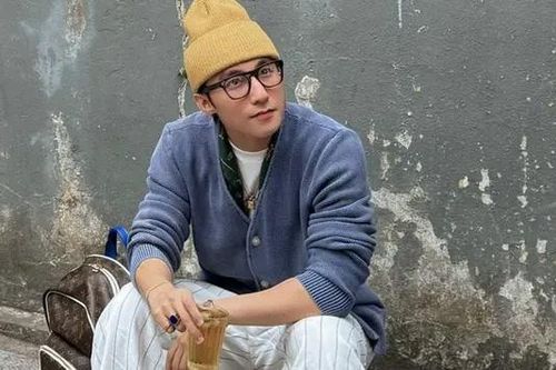 Sơn Tùng M-TP gây sốt khi uống trà đá vỉa hè