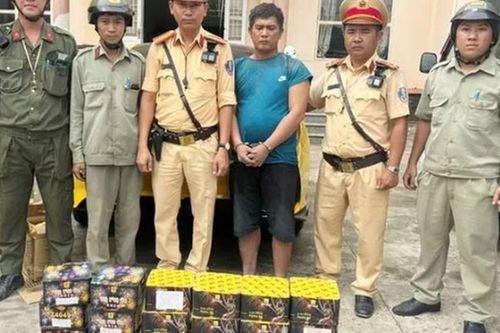 Clip: Vận chuyển pháo lậu, tài xế nhảy xuống sông tẩu thoát như phim