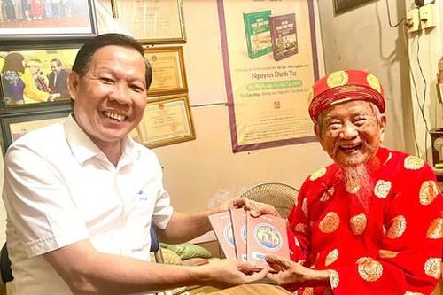 Nhà nghiên cứu 104 tuổi đi tàu hỏa ra Hà Nội nhận giải Sách Quốc gia