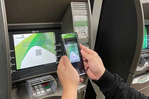 Có được rút tiền bằng mã QR tại ATM khác ngân hàng?