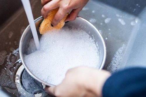 Thay vì dùng cọ sắt, đây mới là cách vệ sinh nồi niêu, xoong chảo inox đúng để giúp kéo dài 'tuổi thọ' mà nhiều người chưa biết
