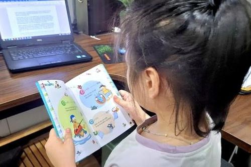 Trẻ lớp 1 lớn phổng phao, cha mẹ cần làm gì khi con có dấu hiệu dậy thì sớm?