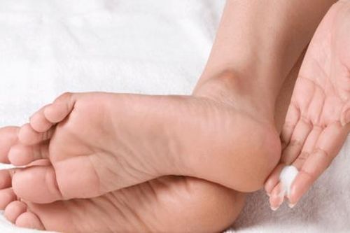 Vì sao mùa lạnh hay bị nứt gót chân, cách nào khắc phục?