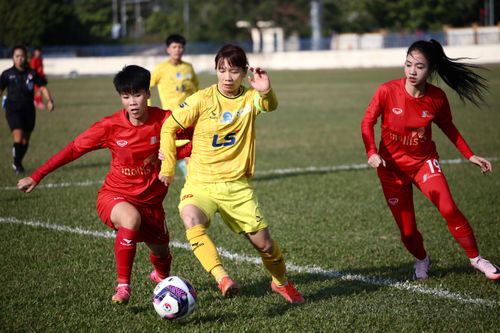 'Chiến binh' Thùy Trang vừa rời sân futsal đã 'quẩy' tưng bừng sân 11