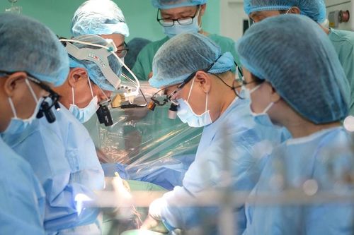 'Mang trái tim' từ Hà Nội về Huế cứu sống bệnh nhân bị suy tim