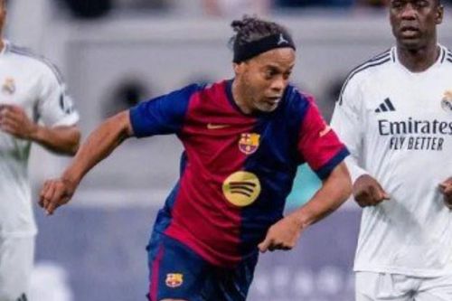Ronaldinho lập siêu phẩm đá phạt