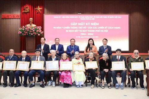 Hà Nội gặp mặt đại diện các chiến sĩ cách mạng bị địch bắt tù đày
