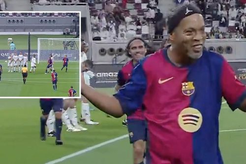 Ronaldinho lập siêu phẩm đá phạt ở tuổi 44 trong trận 'Kinh điển' giữa các huyền thoại
