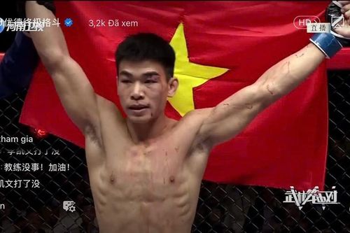 Võ sĩ Việt Nam hạ đo ván đối thủ người Trung Quốc ngay hiệp đấu đầu tiên, kiêu hãnh giơ cao cờ Tổ quốc trên vai
