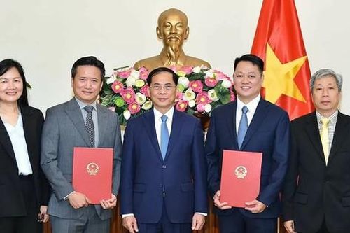 Phó Thủ tướng, Bộ trưởng Ngoại giao trao quyết định về công tác nhân sự