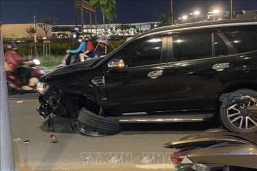 TP Hồ Chí Minh: Ô tô tông liên hoàn, nhiều người bị thương nặng