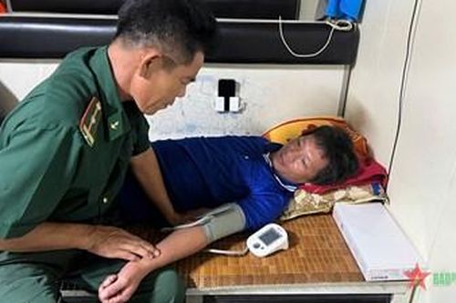 Biên phòng Kiên Giang cứu 2 thuyền viên bị nạn trên biển