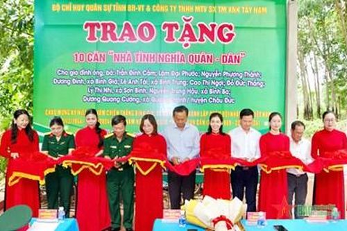 Bộ CHQS tỉnh Bà Rịa-Vũng Tàu trao tặng 10 căn nhà tình nghĩa quân dân