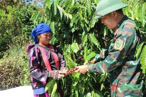 'Người lính' của bản Mông