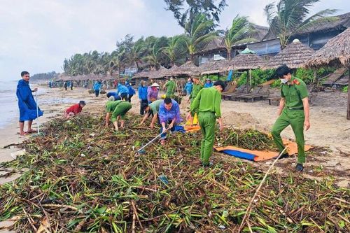 Công an, Biên phòng giúp dân dọn rác sau lũ