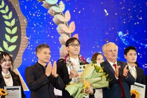 Nguyễn Tấn Phong - sinh viên xuất sắc nhất Trường Đại học Xây dựng Hà Nội 2024 nhận thưởng 150 triệu đồng