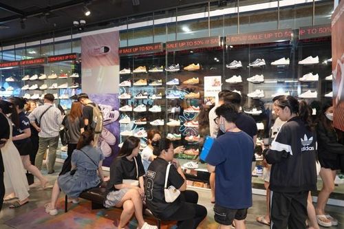Muôn kiểu săn sale của người trẻ nhân dịp Black Friday